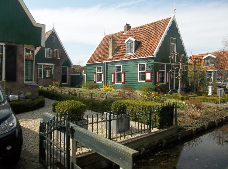 This neighborhood is near Willem and Mirjam's complex. It is a walk only neighborhood.